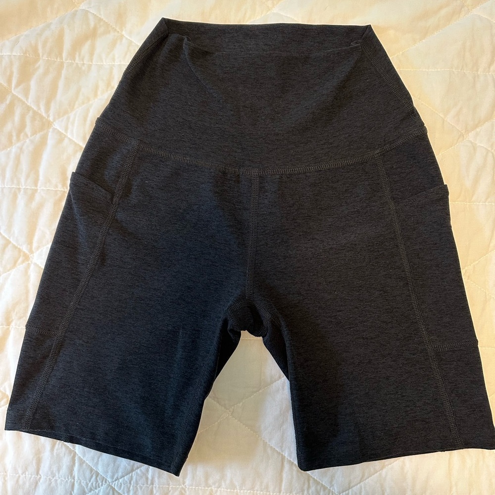 Beyond Yoga pocket spacedye black bike shorts size small